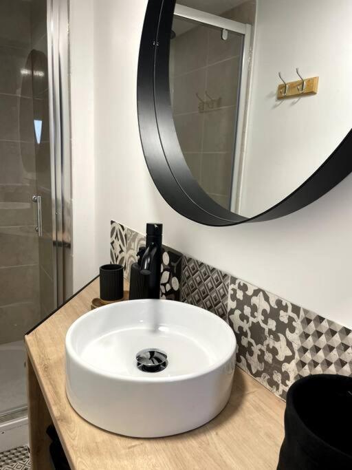 Bel Appartement Sur Cour Plein Centre Ville Et Parking 물랭 외부 사진