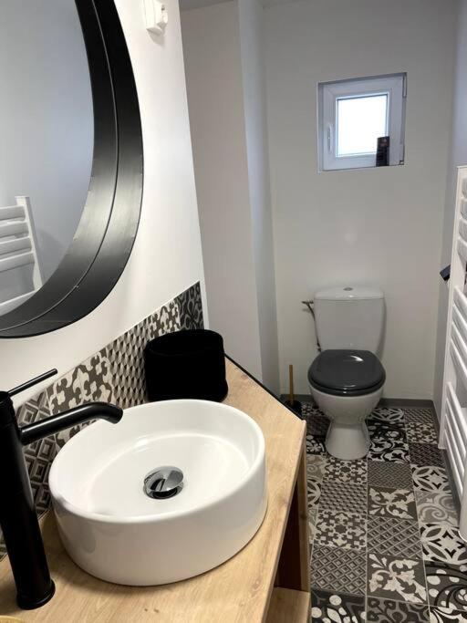 Bel Appartement Sur Cour Plein Centre Ville Et Parking 물랭 외부 사진