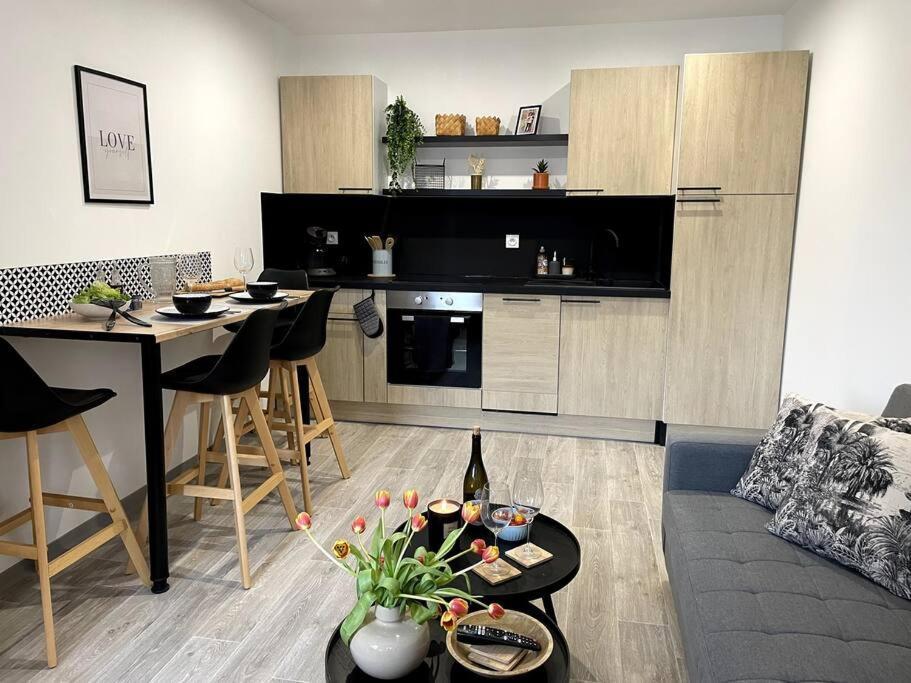 Bel Appartement Sur Cour Plein Centre Ville Et Parking 물랭 외부 사진