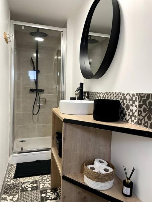 Bel Appartement Sur Cour Plein Centre Ville Et Parking 물랭 외부 사진